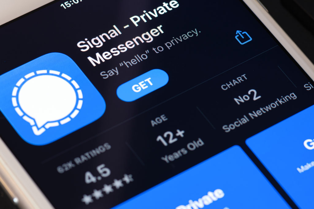 Signal app on install page of Iphone.