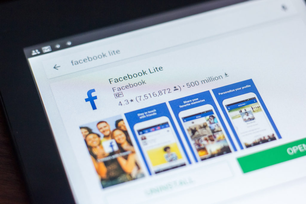 Facebook Lite download screen.